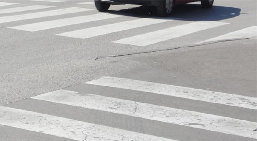 27-godišnji vozač skrećući ulijevo u raskrižju nije smanjio brzinu te je udario u 47-godišnju pješakinju na pješačkom prijelazu i ozlijedio je