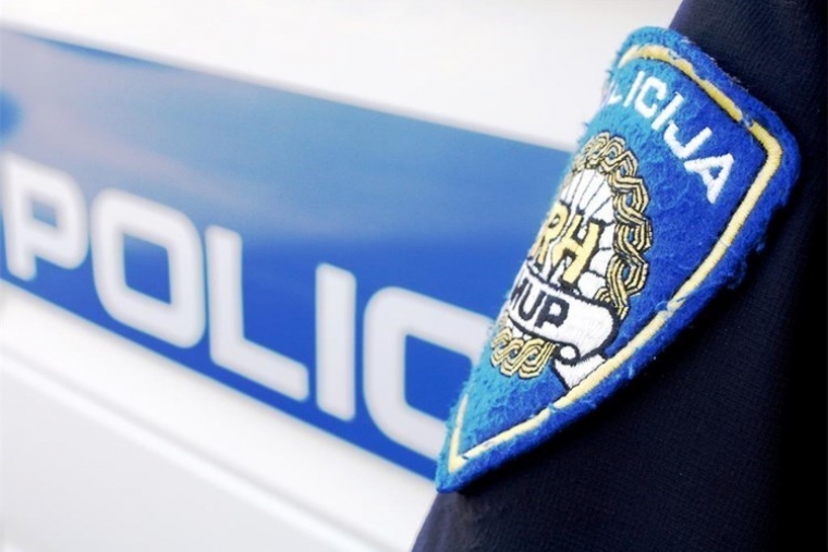 Narušavao javni red i mir pa omalovažavao i vrijeđao policijske službenike