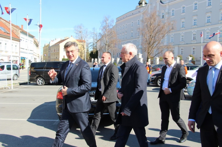 Tim "Odvažno za Hrvatsku" posjetio Požegu i zbog "korone" samo se družili sa članovima HDZ-a na otvorenom