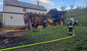 U Komušini 47-godišnjak spaljivao piljevinu a vjetar je požar prenio na drvarnicu i složena drva