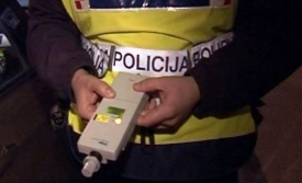 Kroz Gradac 42-godišnjak vozio automobil iza ponoći sa 1,55 promila alkohola - dobio "smještaj" u policiji uz 1.320 eura kazne