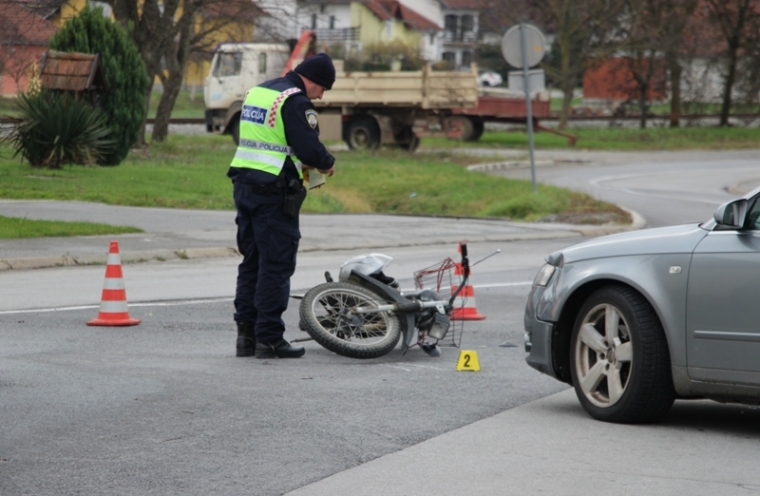 U naletu "Audia" na moped teško ozlijeđen 58-godišnji vozač mopeda