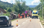 Teška prometna nesreća kod Skenderovaca - izletio kamion s drvima