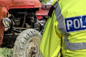 40-godišnji vozač traktora uz alkohol od 1,18 promila u kružnom toku izašao na travnatu površinu i udario u stup javne rasvjete