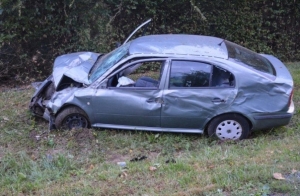 19-godišnji vozač na ravnici između Trenkova i Velike izgubio kontrolu nad vozilom, sletio s ceste a epilog 4 ozlijeđene osobe