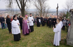 Pobožnost Križnoga puta na požeškoj Kalvariji predvodio požeški biskup msgr Antun Škvorčević