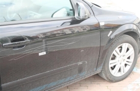 Nepoznati vozač nepoznatog automobila u požeškoj ulici udario u bočnu stranu parkiranog automobila 58-godišnjakinje i pobjegao