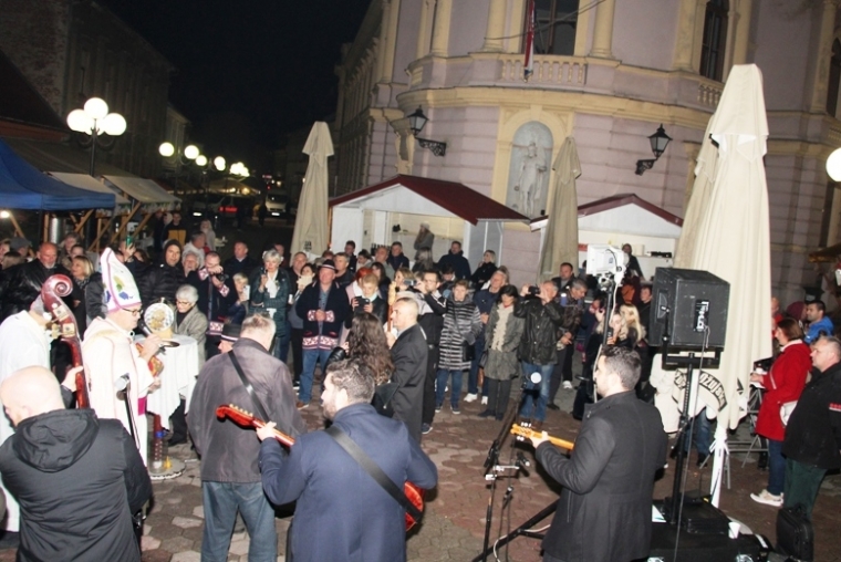 Manifestacija "Okusi jeseni" u Požegi završila tradicionalnim obredom krštenja mošta uz vinskog kardinala Bauera