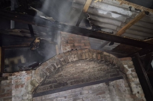 Odmah iza ponoći i dočeka Nove godine 17-godišnjak zapalio vatru u pecalu koja se ubrzo proširila na drveno krovište