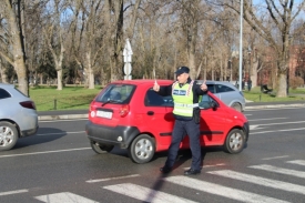 Dvije prometne nesreće, a policija još traga za vozačem koji je na nogostupu u Županijskoj ulici udario 32-godišnju pješakinju, ozlijedio je i pobjegao