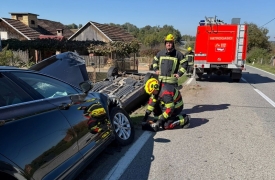 18-godišnji vozač nepropisno je pretjecao automobil kojim je 36-godišnjak skretao u lijevo u sporednu ulicu - 7 ozlijeđenih putnika i vozači