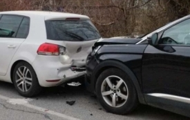 Dvije prometne nesreće a u onoj kod Jakšića 20-godišnjak bez položenog vozačkog zbog brzine se zabio u vozilo ispred sebe