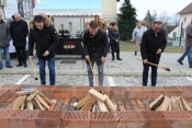 Vinovu lozu orezali u vinogradu na Trgu graševine u Kutjevu i zalili starom graševinom