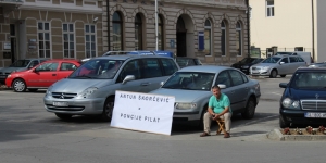 Nesvakidašnji prosvjed na Trgu sv. Trojstva u Požegi
