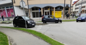 Vozačica pokupila prometne znakove na ulazu u kružni tok kod pošte - u kružni se ipak ulazi s desne strane