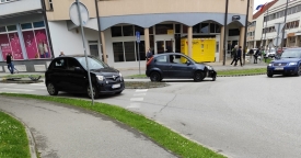 Vozačica pokupila prometne znakove na ulazu u kružni tok kod pošte - u kružni se ipak ulazi s desne strane