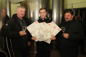 Udruga Vino-kap Zlatna odličja s prošlogodišnjeg ocjenjivanja vina dodjeljuje u vinarijama zbog epidemioloških mjera