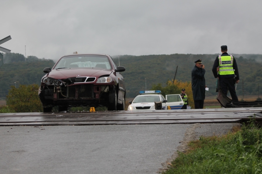 U sudaru automobila i vlaka na željezničkom prijelazu u Pleternici teško ozlijeđene dvije osobe - vozač alkoholiziran i bez vozačke