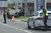 Dvije prometne nesreće i dvije ozlijeđene osobe, a brzi 18-godišnjak koji je završio na krovu dobio kaznu