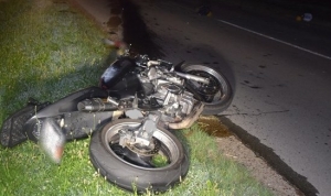 57-godišnji vozač motocikla u naselju Paka proklizao preko cijele prometnice i završio u putnom kanalu te se ozlijedio