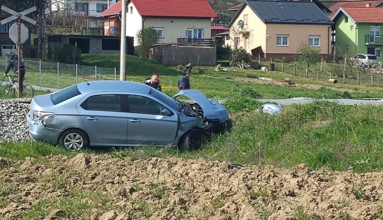 U sudaru "Citroena" i putničkog vlaka ozlijeđen 30-godišnjak a zaradio još i prekršajni nalog