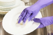 Strojno pranje sustiže ručno pranje posuđa