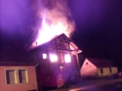 Vatra u trenu progutala krovište i kat obiteljske kuće: Dvoje djece uspjelo spasiti živu glavu