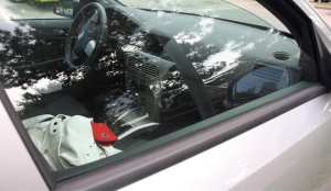 58-godišnjak prijavio krađu torbice s novčanikom, novcem i osobnim dokumentima iz nezaključanog automobila