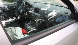 58-godišnjak prijavio krađu torbice s novčanikom, novcem i osobnim dokumentima iz nezaključanog automobila