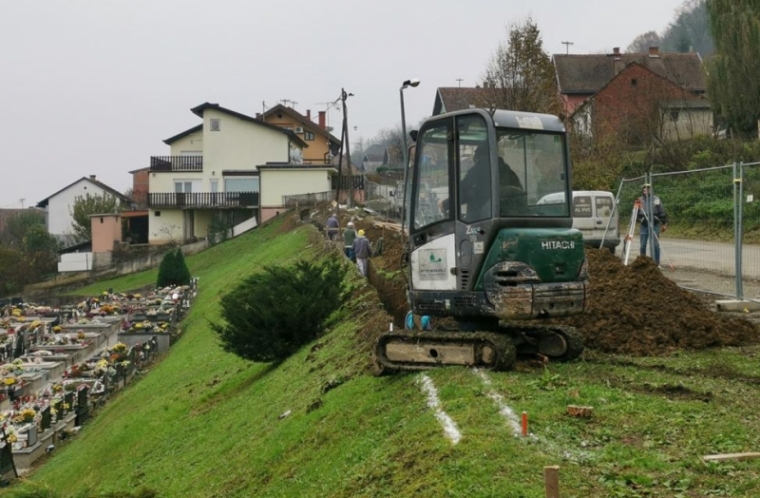Na Groblju sv. Ilije postavlja se ograda na južnoj i zapadnoj strani groblja