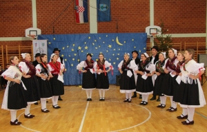 S pjesmom  ususret Božiću