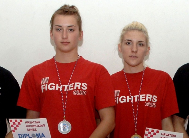 Krhka plavuša i brineta nemaju milosti za protivnice 