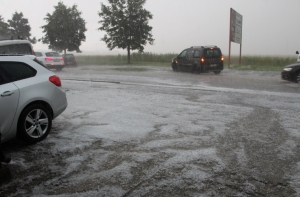 Veliko nevrijeme praćeno obilnomi kišom, vjetrom i 30-minutnom tučom pogodilo Požeštinu