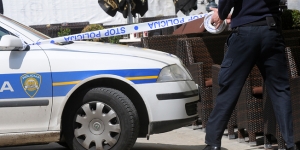 38-godišnji vozač prilikom izlaska iz zavoja udario u rubnjak koji ga je odbacio u nailazeći automobil 27-godišnjakinje - ozlijeđena vozačica i dijete u vozilu