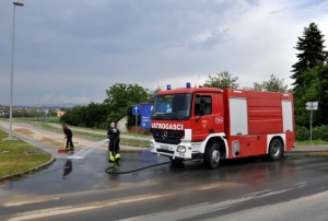 Obilni pljusak danas poslije podne izveo i požeške vatrogasce na cestu