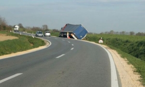 Zbog neprilagođene brzine 26-godišnji vozač kamiona i poluprikolice sletio s kolnika - vozač je ozlijeđen