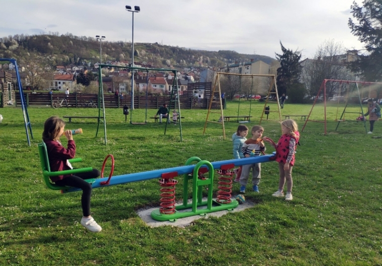 Grad Požega postavlja 12 novih sprava na dječjim igralištima