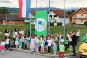 Djeca podigla Zelenu zastavu za eko status od Udruge Lijepa naša