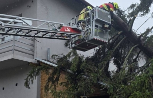 Hrvatska vatrogasna zajednica - na 1.611 intervencija angažirano 5.386 vatrogasaca - iz zameta snijega spašena obitelj s djecom