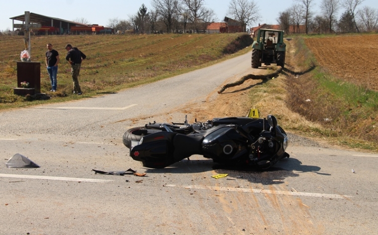Traktorom prevlačio preko prometnice 15-ak metara dugo deblo u koje se zabio motociklist na &quot;Suzukiju&quot;