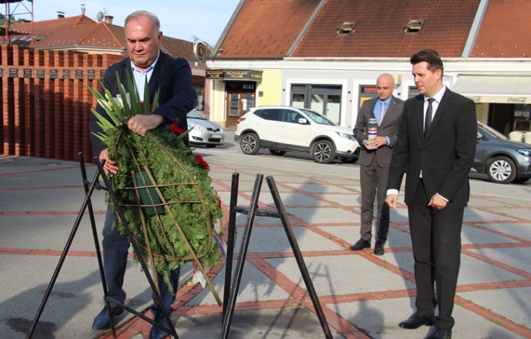 Gradonačelnik Darko Puljašić položio vijenac povodom Spomen dana - Dana neovisnosti RH