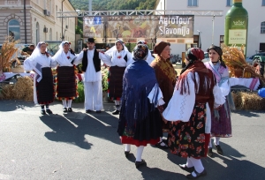 6. AgroTour Slavonija na požeškom trgu okupio rekordnih 40-tak proizvođača poljoprivrednih proizvoda i seoskog turizma