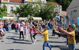 Učenici OŠ Antuna Kanižlića svojim 13. Humanitarnim sajmom sudjeluju u projektu Marijinih obroka &quot;Gladnoj djeci za školski obrok&quot;