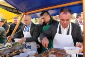 Tisuću porcija omleta sa srimušem i perkelta od soma za predblagdanski obrok