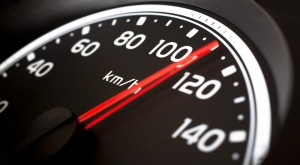 U požeškoj Dubrovačkoj ulici 47-godišnjak vozio 105 km/h - za 55 km brže od dopuštenog "zaradio" kaznu od 1.320 eura, zabranu i bodove