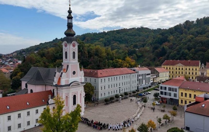 Svetkovina sv. Terezije Avilske, zaštitnice grada Požege i požeške katedrale proslavljena procesijom i euharistijskim slavljem