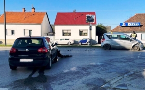 Dogodile su se 2 prometne nesreće a u onoj u raskrižju u Požegi 47-godišnji vozač prešao u suprotnu traku i udario u auto 62-godišnjaka