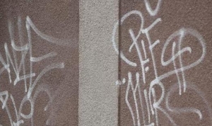 Nepoznati počinitelj ispisao grafite na zgradi škole, metalnom kontejneru i limenoj kućici u Kaptolu