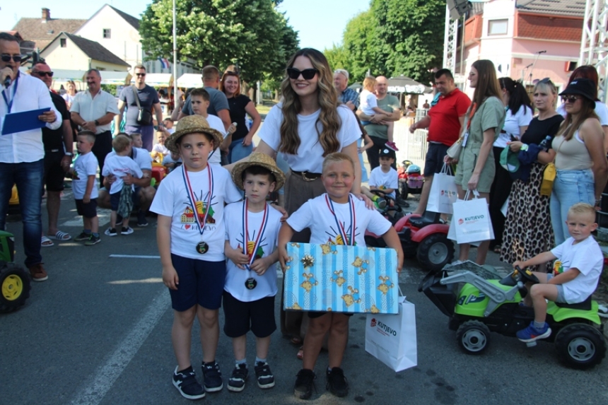 18. "Festival graševine" uz vinske radionice, salon vina, sajam, utrke traktora, vinski maraton i vinsku alku nudio i odličnu zabavu uz Barune i Magazin
