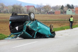 Teže ozlijeđen vozač koji je pod utjecajem alkohola prevrnuo Fiat Punto na krov kod Velike